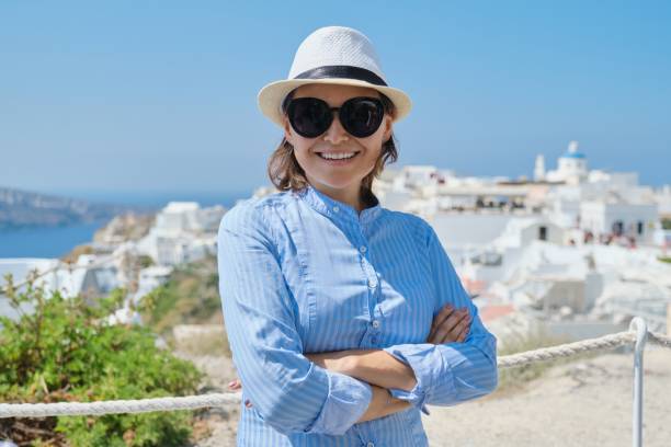 luksusowe wakacje rejs dojrzałej kobiety, odwiedzając wyspę santorini - hat oia europe vacations zdjęcia i obrazy z banku zdjęć