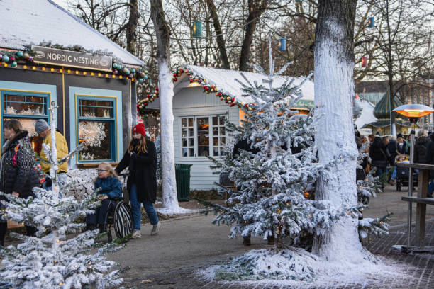 bożonarodzeniowe stragany - tivoli copenhagen denmark danish culture zdjęcia i obrazy z banku zdjęć