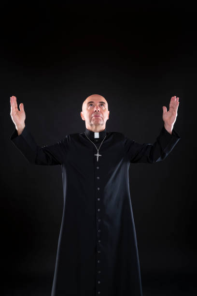 sacerdote bendición orando dios abrir las manos con sotana - sotana fotografías e imágenes de stock