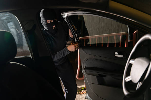 dieb versucht, das auto während einer nacht zu entführen - car stealing thief car thief stock-fotos und bilder