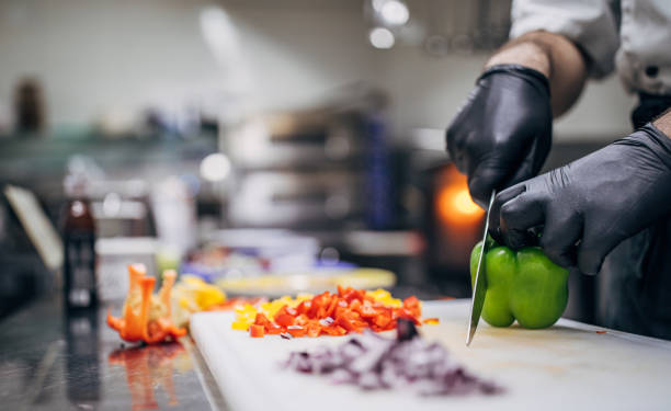 hombre chef cortando verduras en la cocina - ready to cut fotografías e imágenes de stock