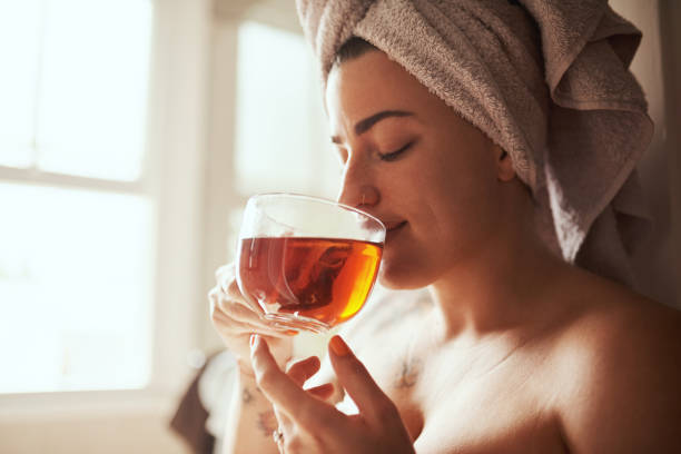 enciende el día con té - tea women beauty pampering fotografías e imágenes de stock
