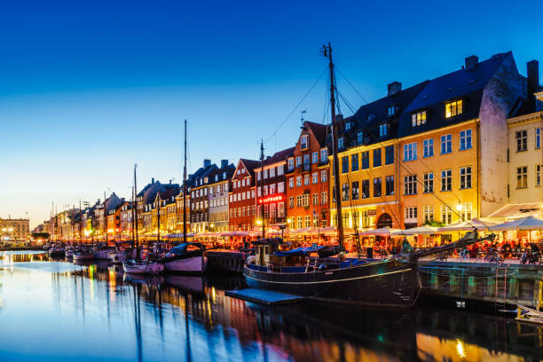 puerto de nyhavn en night, copenhague - roof tile vacations urban scene outdoors fotografías e imágenes de stock