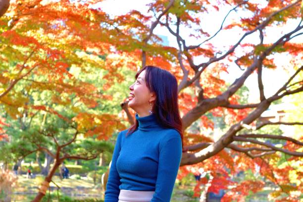 młoda japonka doceniając jesienny kolor liści w hibiya park, tokio - ginkgo ginkgo tree leaf water zdjęcia i obrazy z banku zdjęć