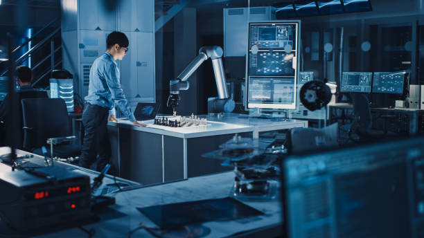 ingeniero profesional de desarrollo japonés está probando una interfaz de inteligencia artificial jugando ajedrez con un brazo robótico futurista. están en un laboratorio de investigación moderna de alta tecnología. - chess pawn red blue leisure games fotografías e imágenes de stock