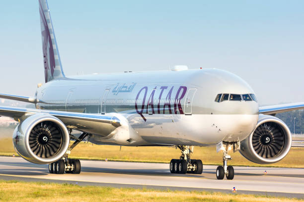 qatar airways boeing 777 - qatar airways stok fotoğraflar ve resimler