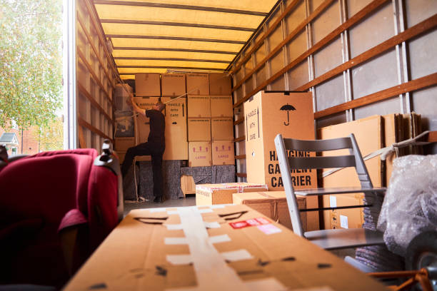 Securing the load Removal company helping a family move out of their old home Moving Service stock pictures, royalty-free photos & images