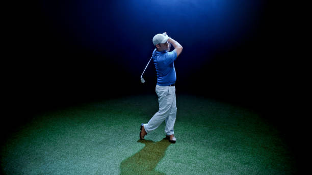 hombre jugando al golf - golf power golf course challenge fotografías e imágenes de stock