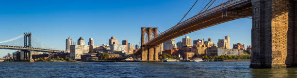 맨해튼 브리지와 브루클린 브리지 사이의 브루클린 강변. 뉴욕, 뉴욕, 미국 - east river riverbank waters edge suspension bridge 뉴스 사진 이미지
