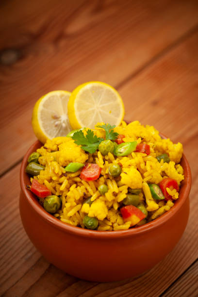 primer plano del veg biriyani, pulao servido en un tazón de barro con rodaja de limón sobre la mesa. - cooked still life close up rice fotografías e imágenes de stock