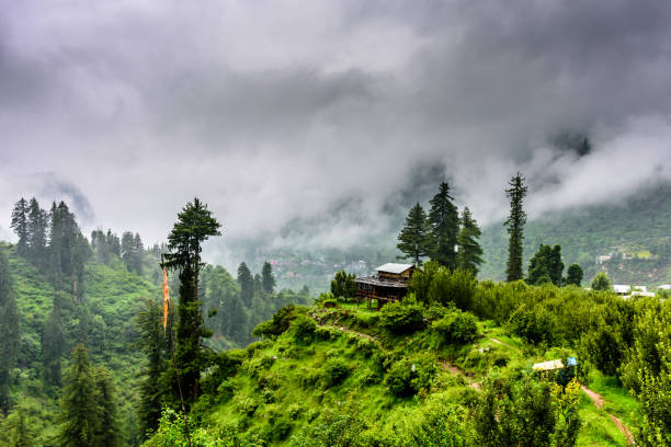 schönes parvati-tal während der monsunzeit mit wolken bedeckt - parvati stock-fotos und bilder