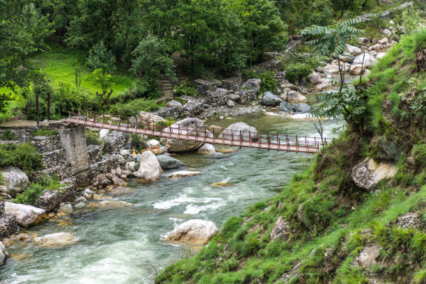 인도 히마찰 밸리의 티르탄 강 위에 나무 보행자 다리 매달려 - himachal pradesh 뉴스 사진 이미지