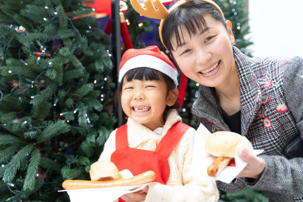 mutter und tochter genießen weihnachten - fine art portrait portrait street looking at camera stock-fotos und bilder