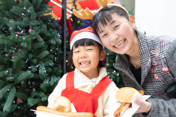 mutter und tochter genießen weihnachten - fine art portrait portrait street looking at camera stock-fotos und bilder