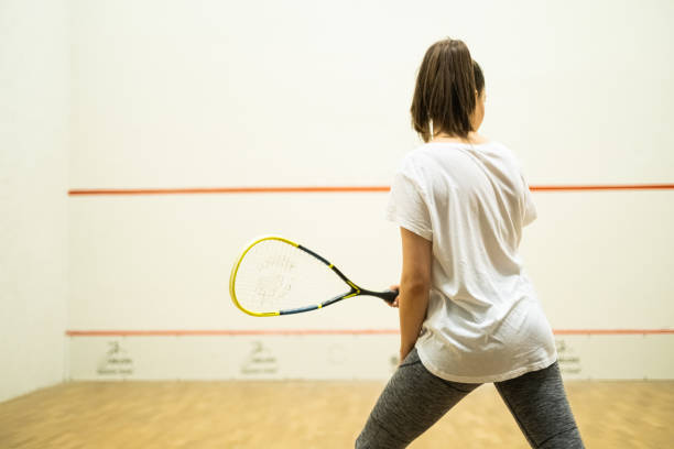 squash spielen - racketball racket ball court stock-fotos und bilder