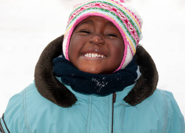 menina preta engraçada na neve - winter child coat baby girls - fotografias e filmes do acervo