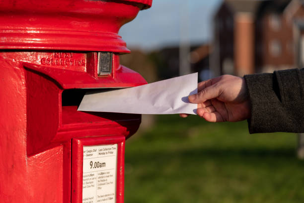 cassetta postale rossa del regno unito - mailbox mail letter old fashioned foto e immagini stock