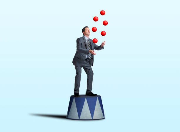 uomo d'affari che destreggia le palle rosse - juggling efficiency skill businessman foto e immagini stock