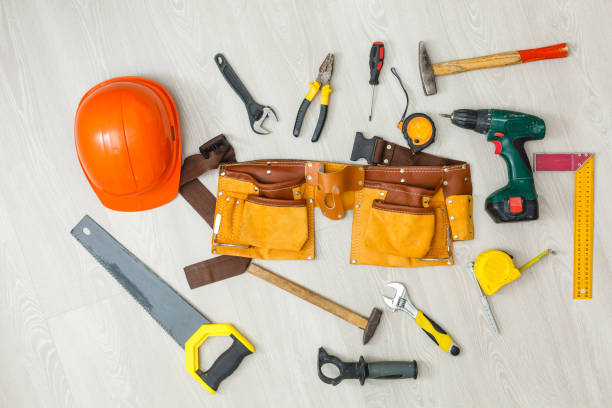 conjunto de herramientas de construcción en correa de herramientas de cerca en tablero de madera - tool belt belt work tool pliers fotografías e imágenes de stock