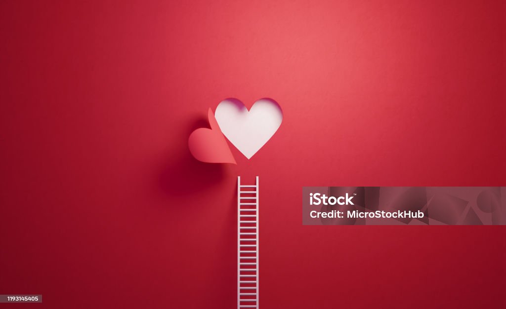 Escalera blanca inclinada sobre la pared roja con la forma del corazón cortado - Foto de stock de Símbolo en forma de corazón libre de derechos