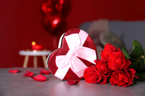 composition de jour de rue valentines avec le bouquet des roses et d'autres attributs romantiques d'humeur. - heart shape stone red ecard photos et images de collection
