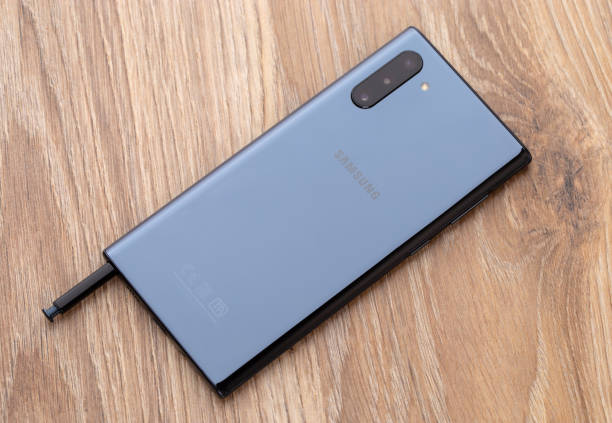 samsung galaxy note 10 на деревянном столе. - samsung galaxy note стоковые фото и изображения