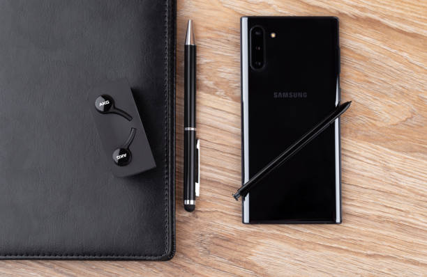 samsung galaxy note 10 на деревянном столе. - samsung galaxy note стоковые фото и изображения