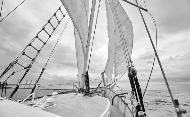 schwarz-weiß-bild des alten schoners auf see - rope rigging nautical vessel day stock-fotos und bilder