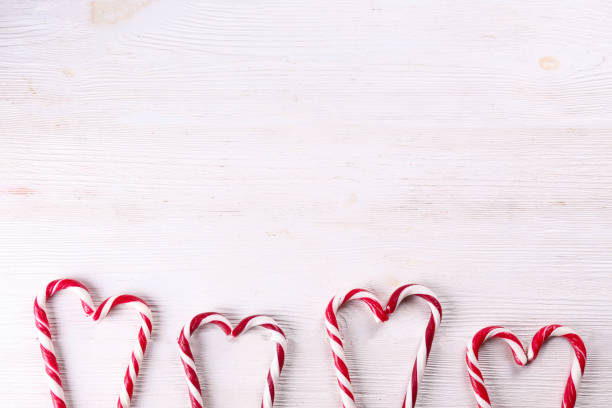 bonbons durs rouges et blancs traditionnels sous forme de canne. - stick of hard candy candy striped toughness photos et images de collection