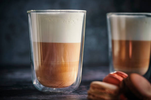 latte macchiato served with macarons - latté cafe macchiato cappuccino cocoa imagens e fotografias de stock