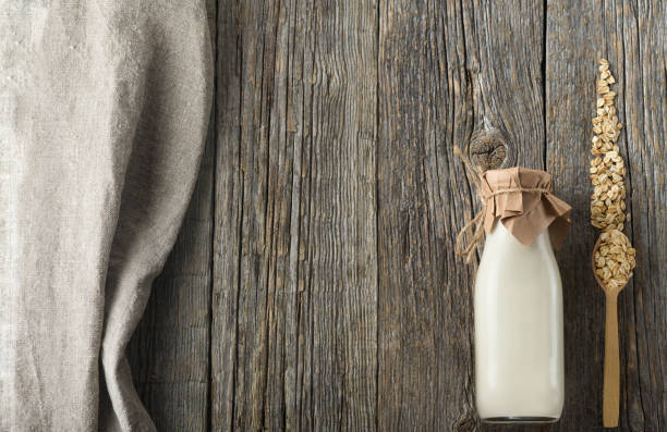 овсяное молоко на деревянном фоне. - complimentary therapy стоковые фото и изображения
