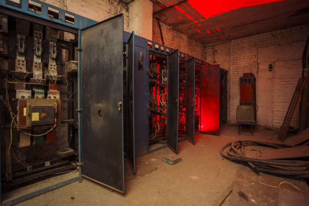 armários do switchgear com ferragem quebrada na fábrica abandonada - electricity control panel electricity substation transformer - fotografias e filmes do acervo