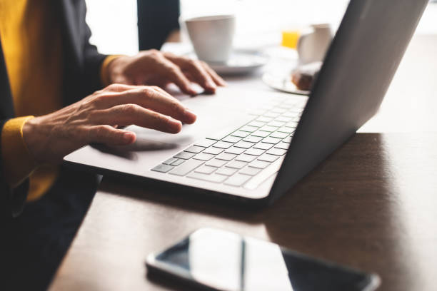 fim acima das mãos usando o portátil - computer computer key computer keyboard laptop - fotografias e filmes do acervo