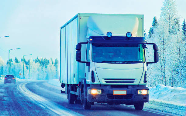 caminhão na estrada da neve em lapland do inverno no reflexo de finlândia - semi truck vehicle trailer truck empty - fotografias e filmes do acervo