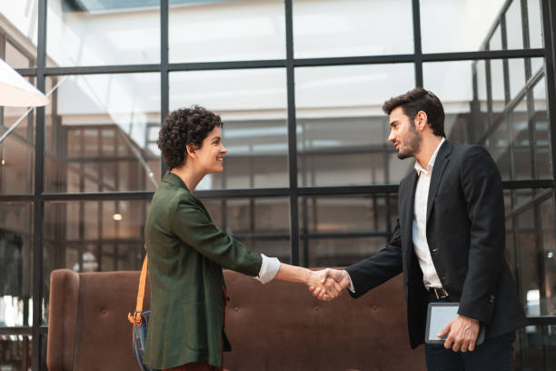 cerrar un acuerdo - men women handshake business fotografías e imágenes de stock