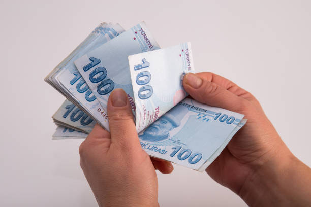 persona irriconoscibile che conta le banconote turche - pagare foto e immagini stock