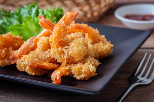 gamberi fritti e verdure sul piatto - shrimp foto e immagini stock