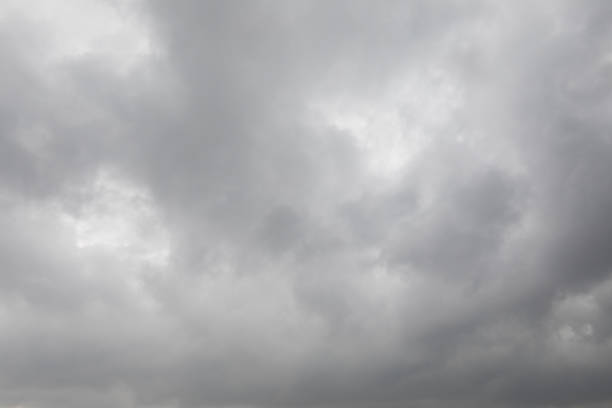 nubes tormentosas oscuras para el fondo - overcast fotografías e imágenes de stock
