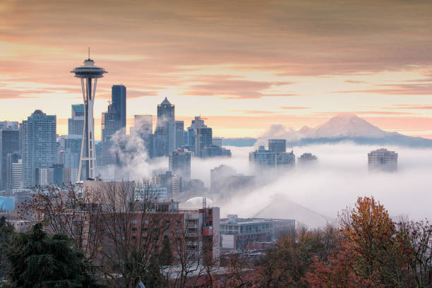 シアトル・イン・フォグ - seattle skyline mt rainier space needle ストックフォトと画像