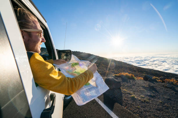 młody człowiek na wycieczce patrząc na mapę drogową - haleakala national park maui nature volcano zdjęcia i obrazy z banku zdjęć