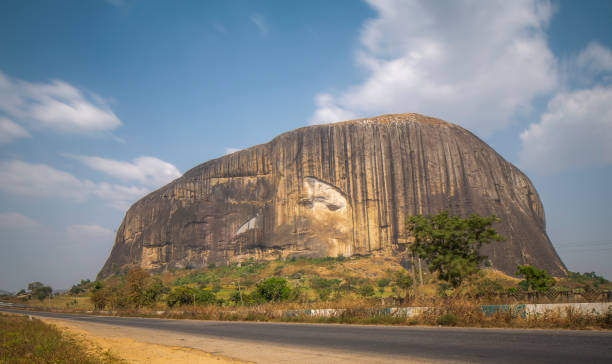 zuma rock, nigéria. - nigeria abuja africa rock - fotografias e filmes do acervo