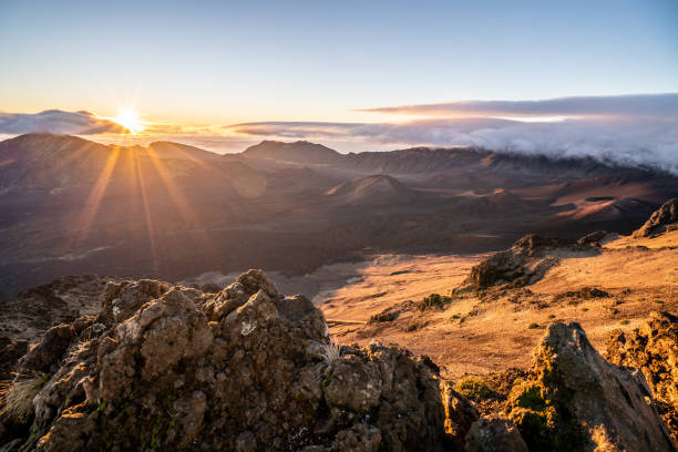 parco nazionale di haleakala all'alba - sunrise maui hawaii islands haleakala national park foto e immagini stock