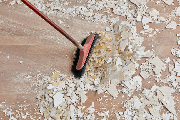 constructeur balayant le plancher après rénovation - sweeping photos et images de collection