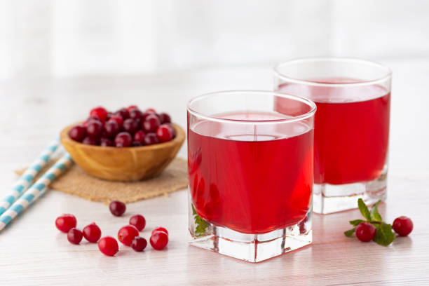bicchiere con succo di mirtillo biologico fresco. - cranberry juice foto e immagini stock