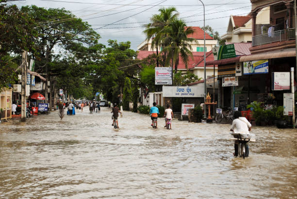 캄보디아의 거리에서 홍수 - flood people asia cambodia 뉴스 사진 이미지