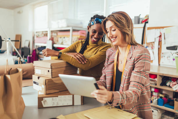 verkoop online. werkende vrouwen in hun winkel. - family business stockfoto's en -beelden