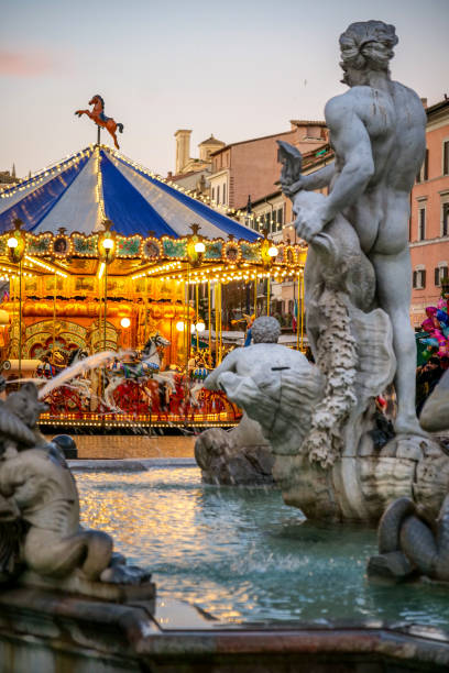 рим - пьяцца навона - hd - фонтана-дель-моро - карусель - рождество - piazza navona стоковые фото и изображения