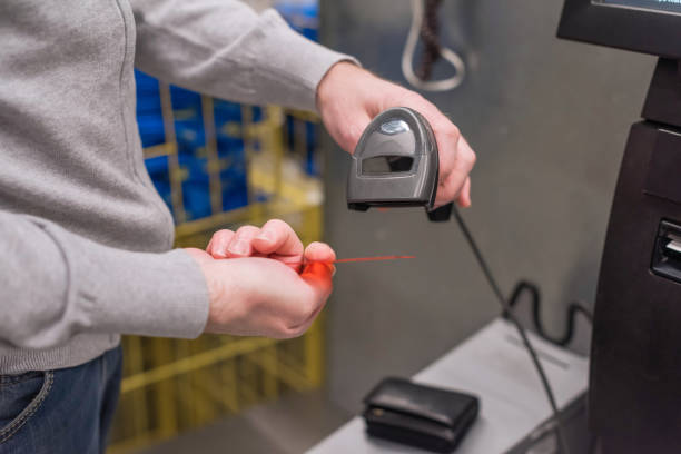 homem que paga no contador do self-service que incorpora o código de pin do cartão de crédito para a senha da segurança na máquina do furto do cartão de crédito. tempo de compras - part time job sales clerk retail occupation store - fotografias e filmes do acervo