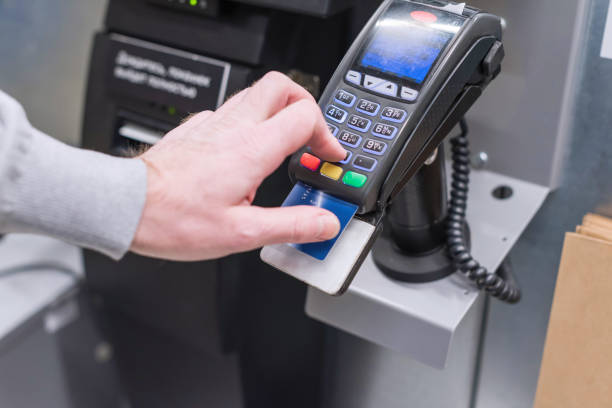 homem que paga no contador do self-service que incorpora o código de pin do cartão de crédito para a senha da segurança na máquina do furto do cartão de crédito. tempo de compras - part time job sales clerk retail occupation store - fotografias e filmes do acervo