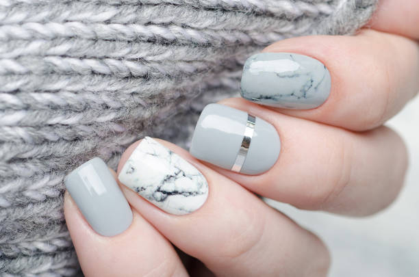 manicura gris con estampado de mármol y detalles plateados - fingernail manicure beauty decoration fotografías e imágenes de stock